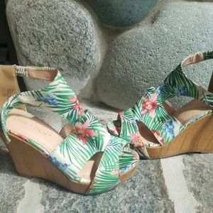 Fun and sassy Hawaiian tropical wedges. Never worn